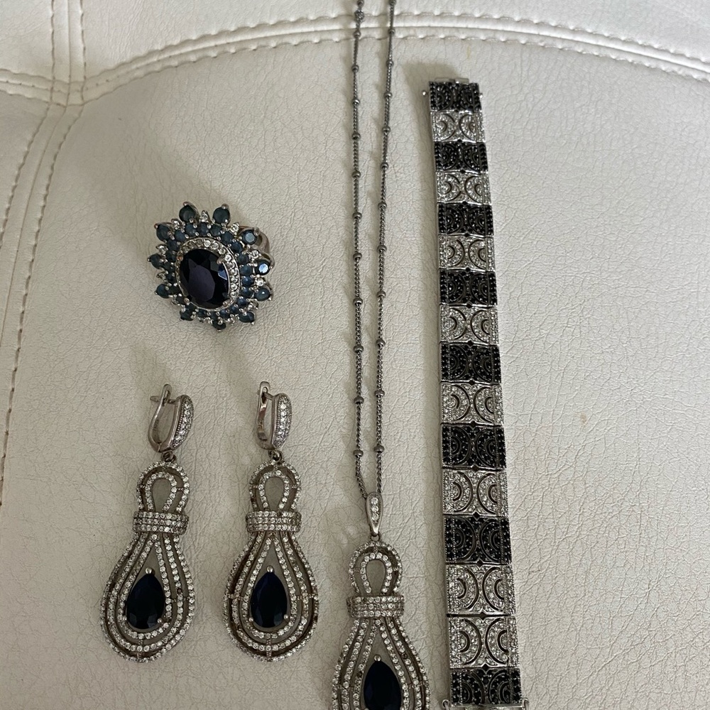 A gorgeous jewelry set...